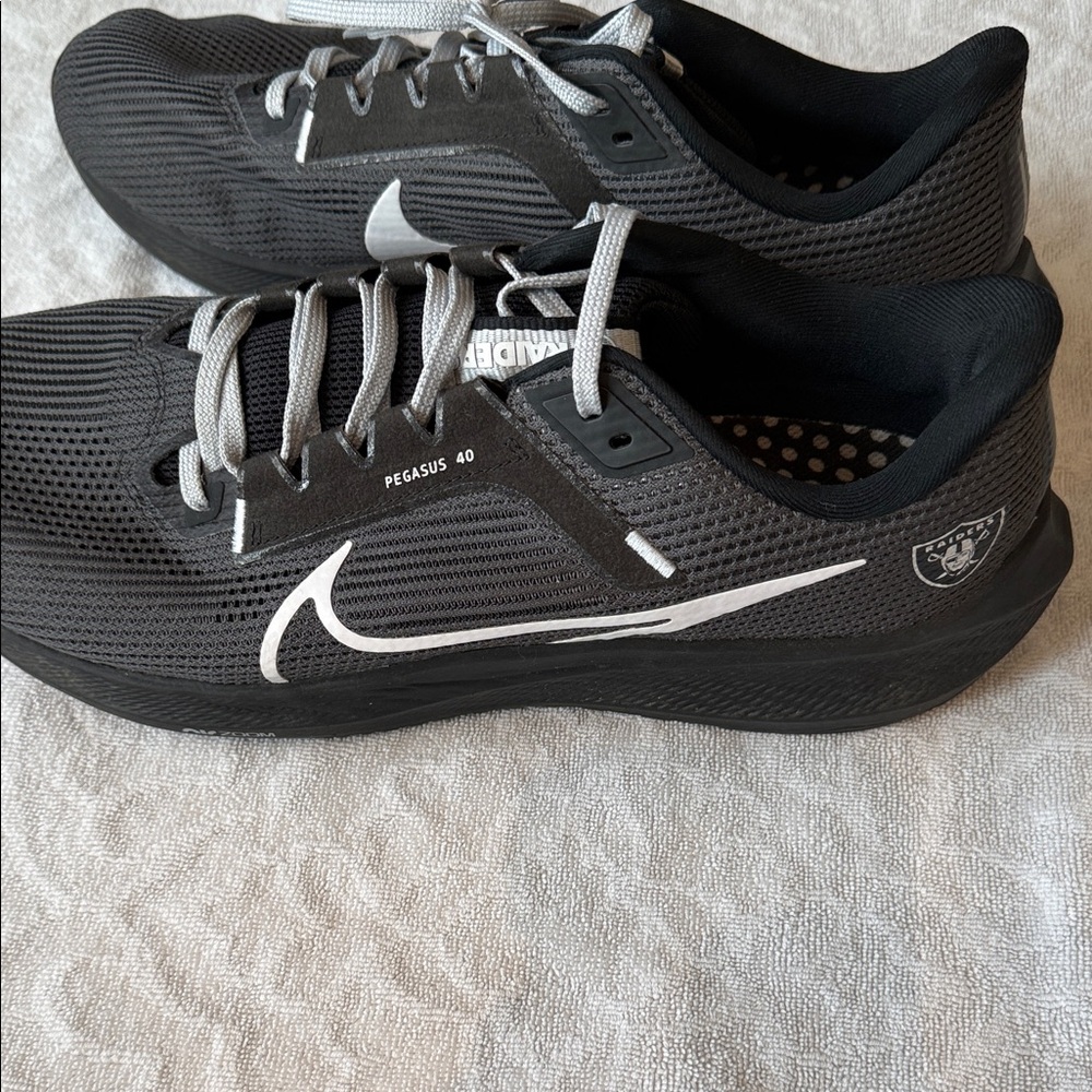 RAIDERS NFL Nike Pegasus 40 Gray and White Sneakers
